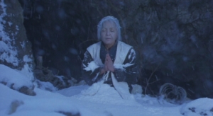 La vieille femme abandonnée dans la neige